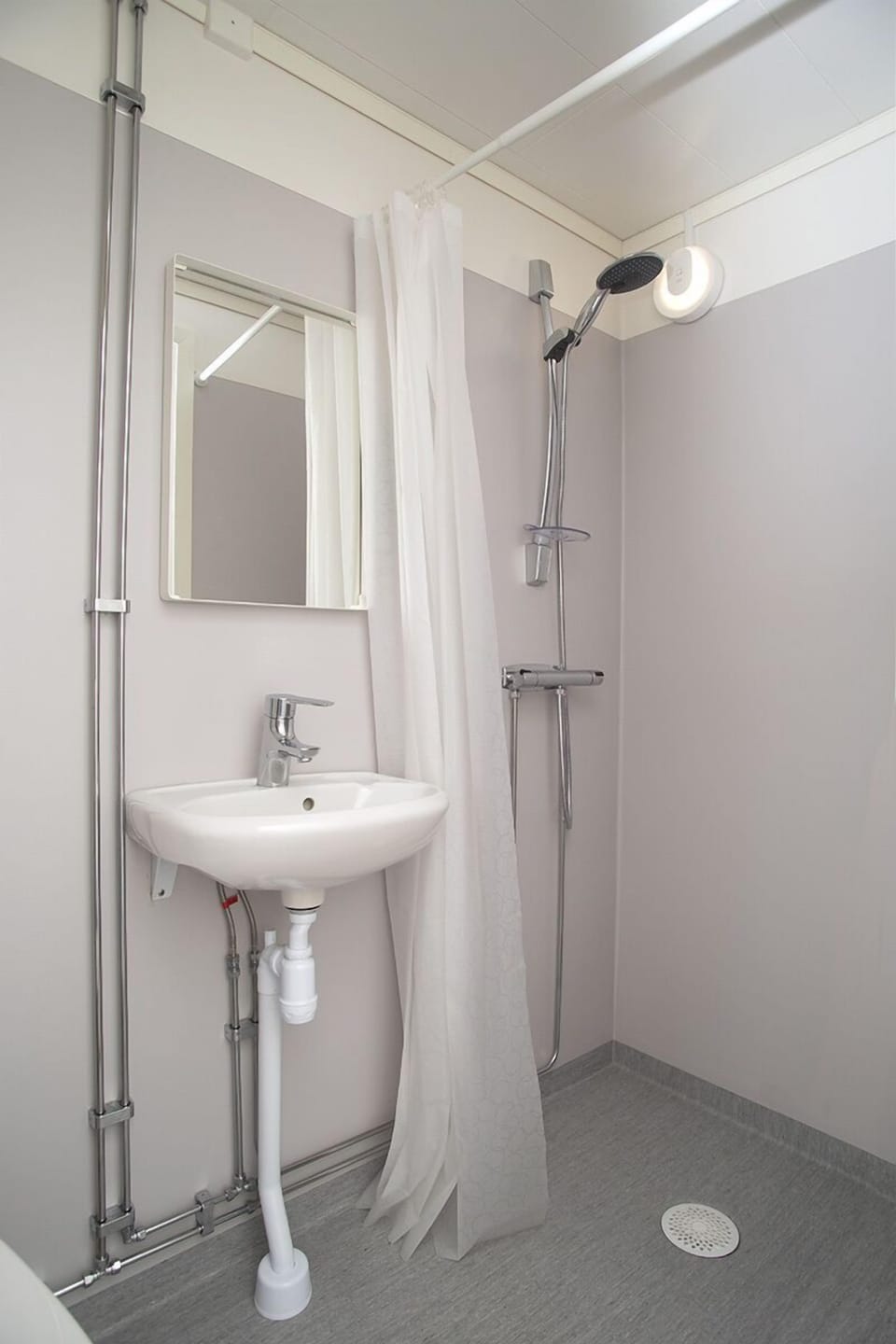 Twin Room | Bathroom | Shower, towels