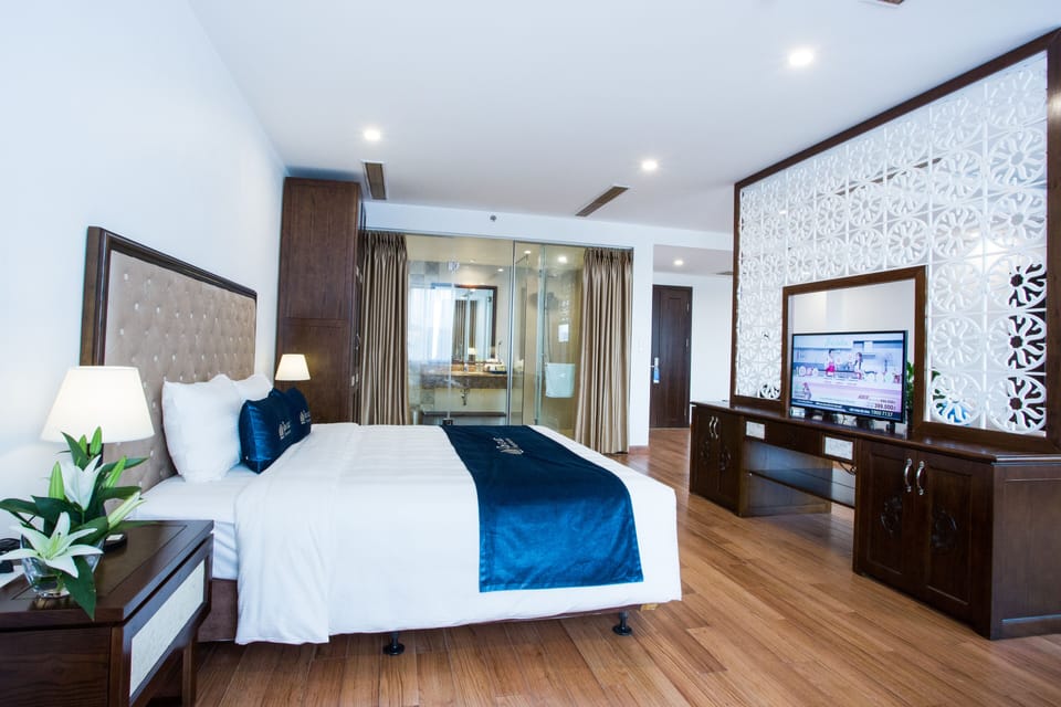 Premier Suite | Premium bedding, minibar, desk, soundproofing