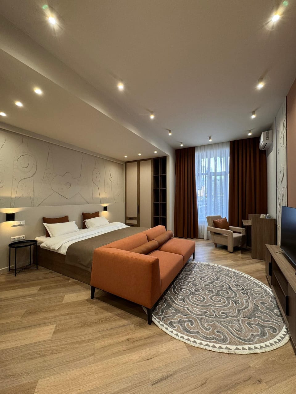 Design Studio Suite, 1 King Bed with Sofa bed | Premium bedding, down comforters, minibar, in-room safe