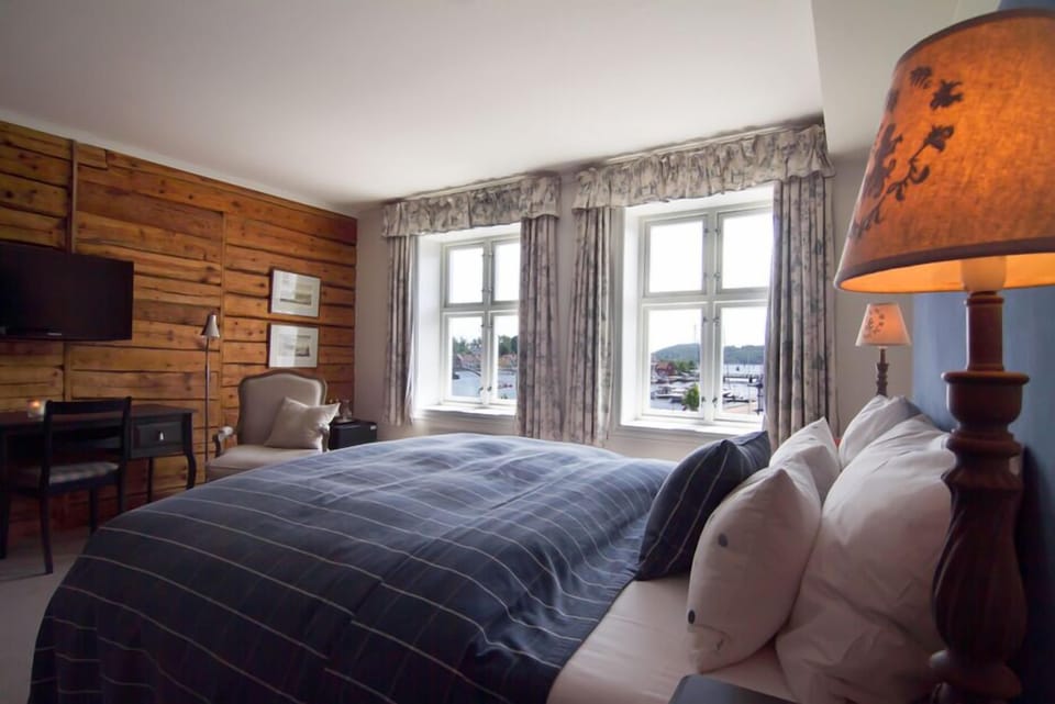 Pillowtop beds, minibar, desk, laptop workspace