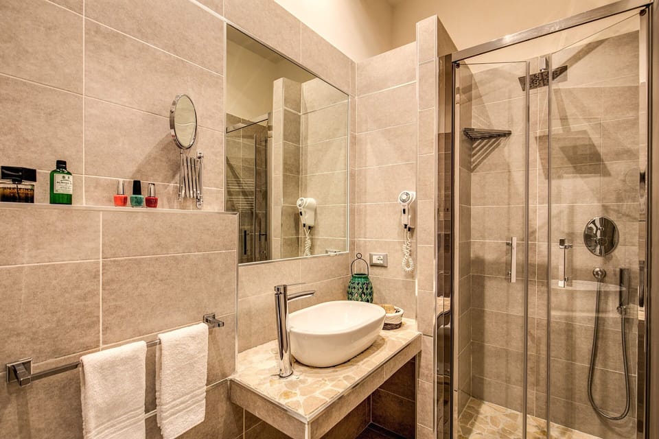 Junior Suite | Bathroom | Shower, rainfall showerhead, free toiletries, hair dryer