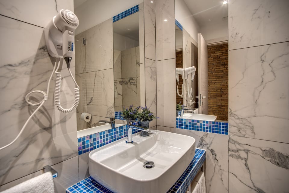 Deluxe Double Room | Bathroom | Shower, rainfall showerhead, free toiletries, hair dryer