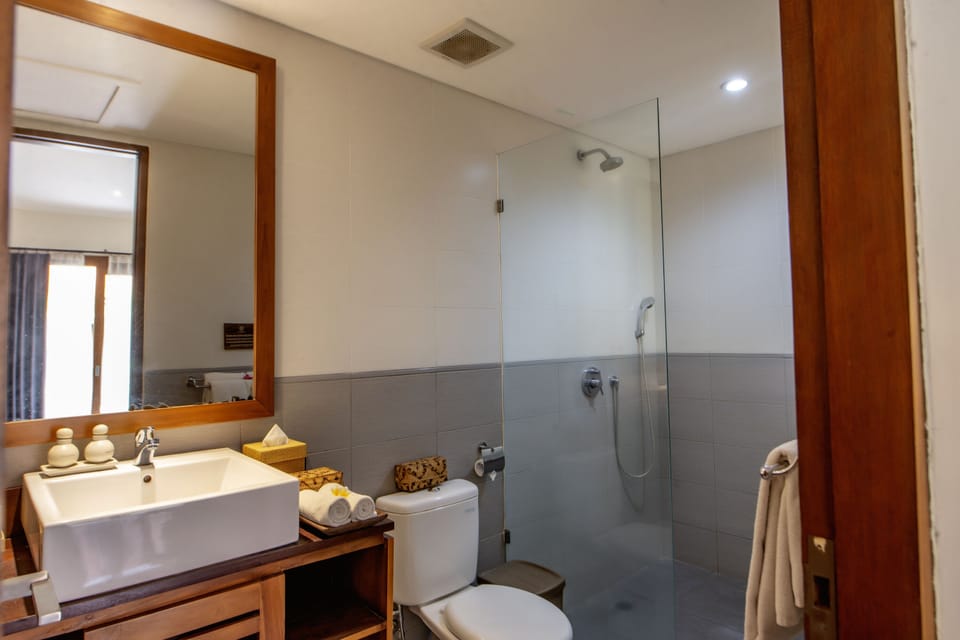 Family Room | Bathroom | Shower, free toiletries, hair dryer, slippers