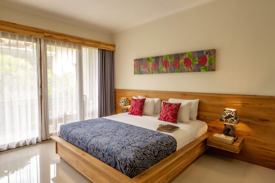 Deluxe Double or Twin Room | Minibar, in-room safe, desk, blackout drapes