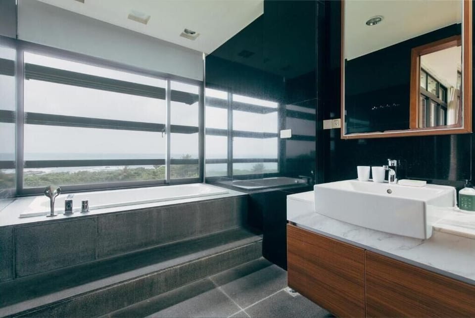 Superior Double Room, 1 Double or 2 Twin Beds, Ocean View | Bathroom | Free toiletries, hair dryer, slippers, towels