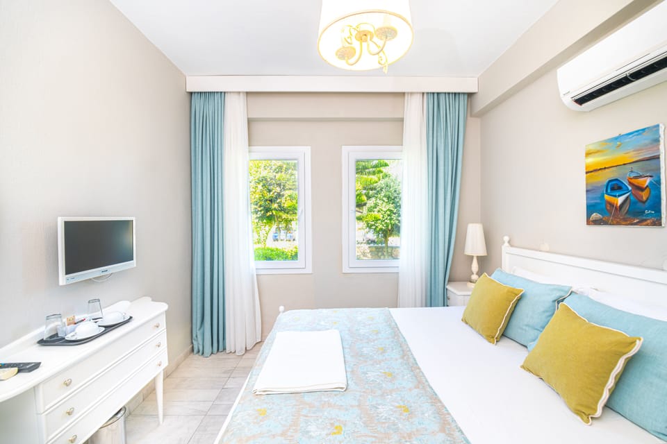 Standard Double Room | Premium bedding, in-room safe, desk, laptop workspace