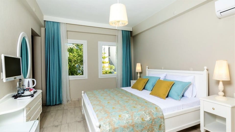 Standard Double Room | Premium bedding, in-room safe, desk, laptop workspace