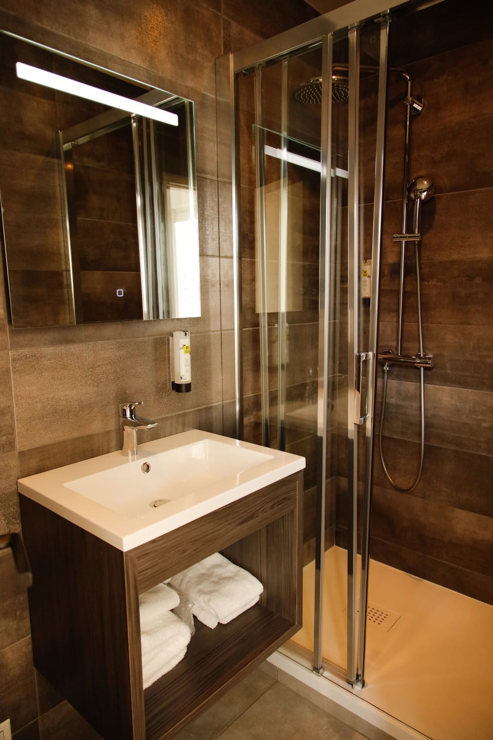 Standard Double Room | Bathroom | Free toiletries, hair dryer, towels