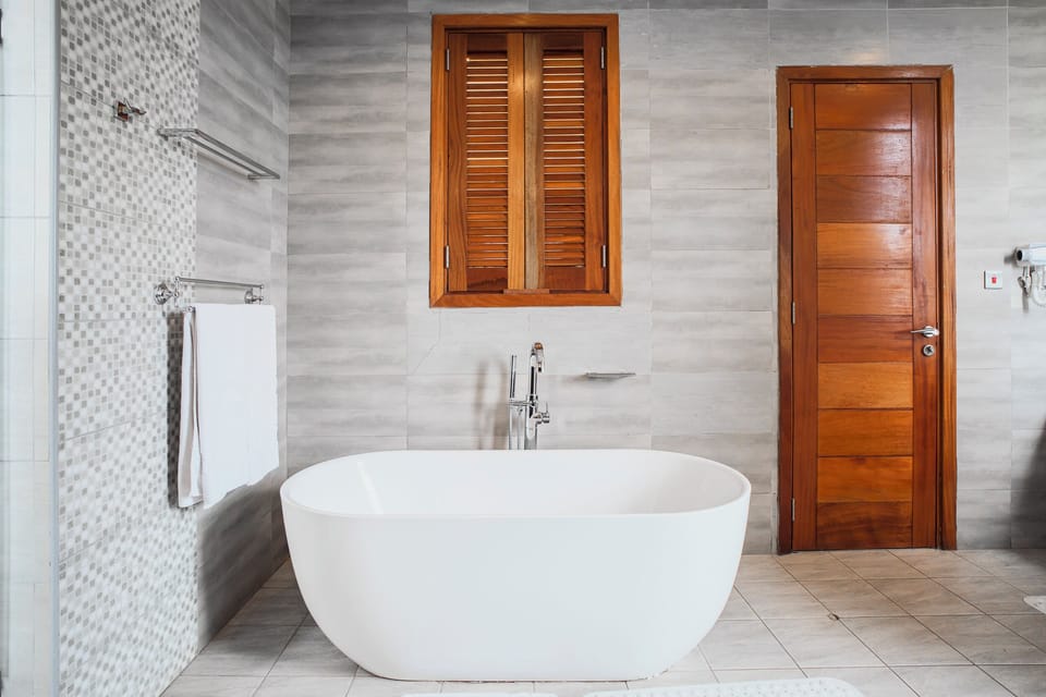 Deep soaking bathtub