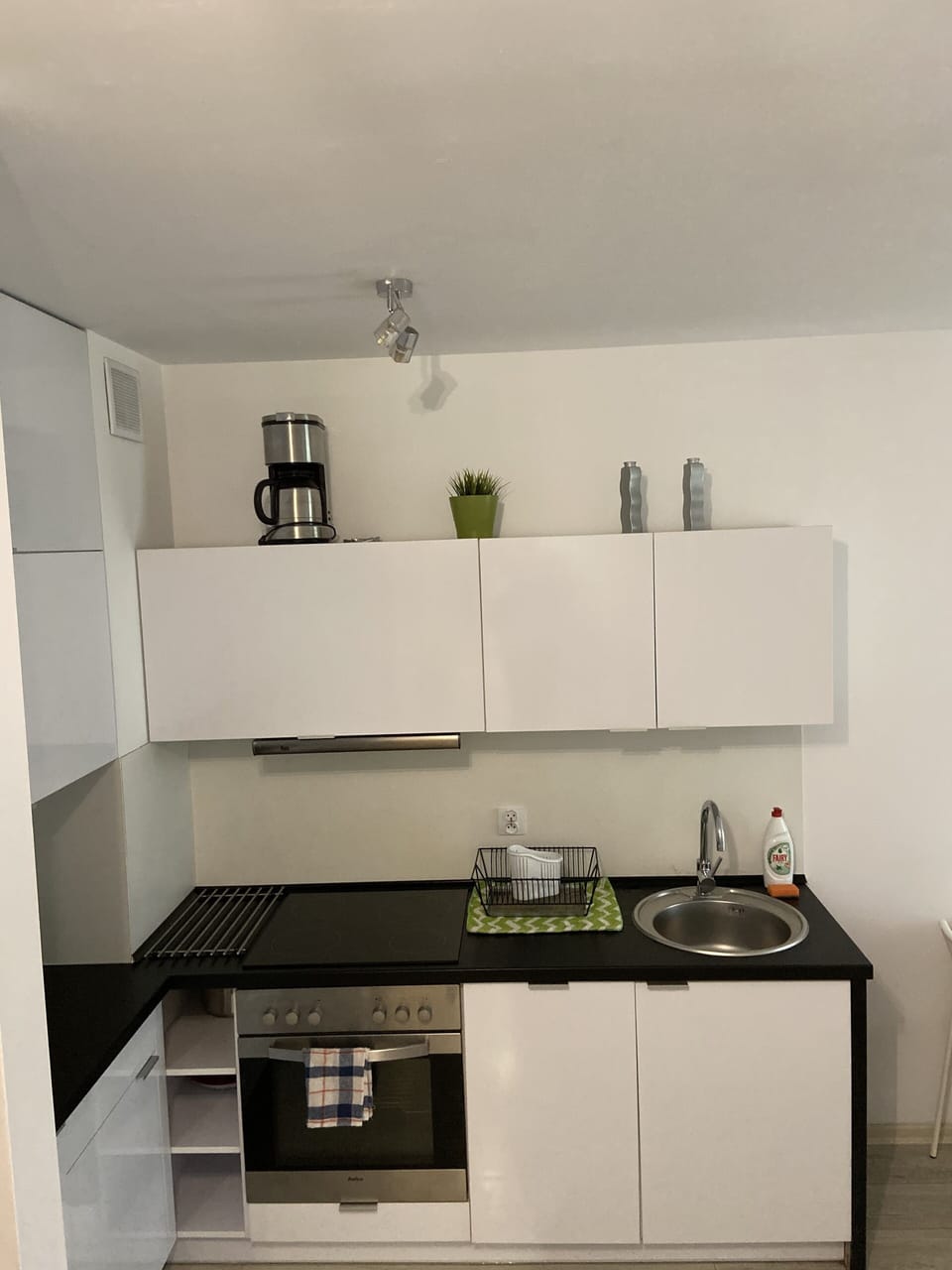 Apartment (Baltycki) | Private kitchenette | Fridge, microwave, oven, stovetop