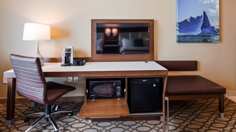 Suite, 1 King Bed, Non Smoking, Fireplace | In-room safe, desk, blackout drapes, soundproofing