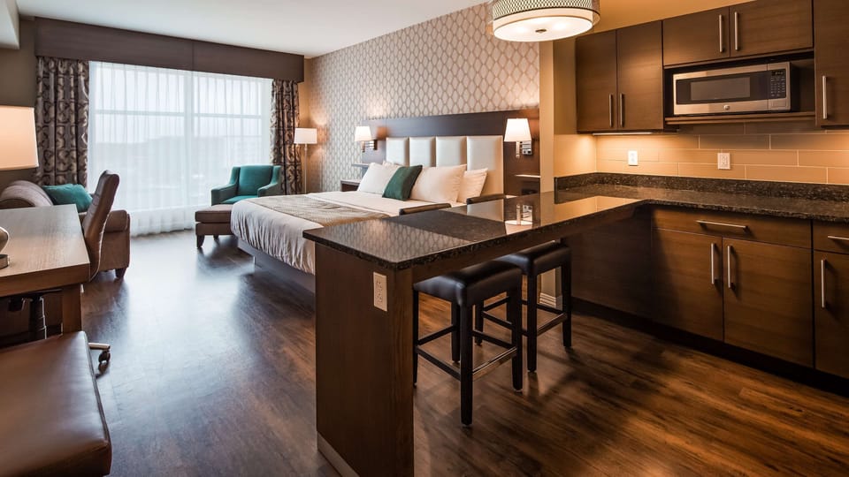 Suite, 1 King Bed with Sofa bed, Non Smoking, Kitchen (with Sofabed) | In-room safe, desk, blackout drapes, soundproofing