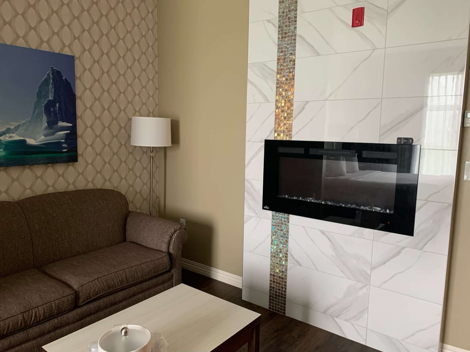 Suite, 1 King Bed, Non Smoking, Fireplace | In-room safe, desk, blackout drapes, soundproofing