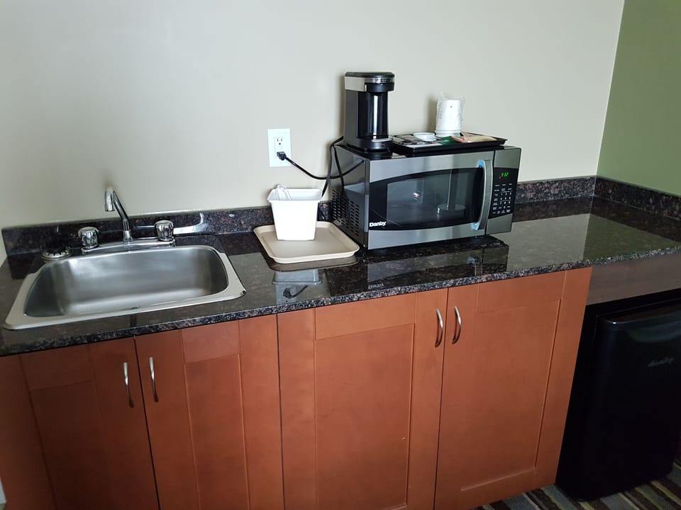 Room, 1 King Bed, Accessible, Non Smoking | Desk, blackout drapes, WiFi (free), bed sheets