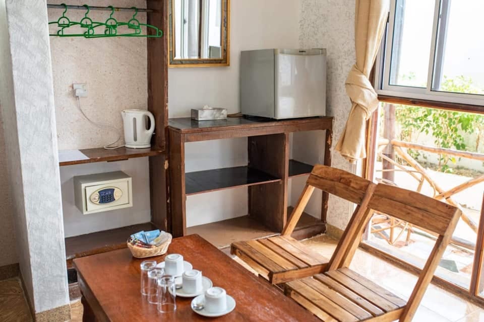 Triple Room, Patio | Individually decorated, bed sheets