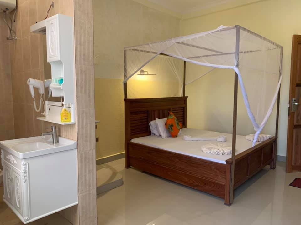 Economy Double Room, 1 King Bed, Terrace | Individually decorated, bed sheets