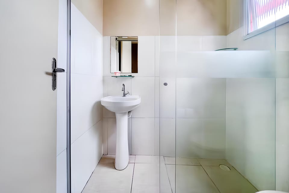 Superior Double Room | Bathroom | Shower, free toiletries, hair dryer, towels