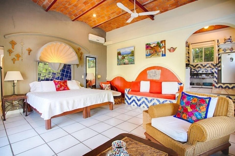 Premium King Bed Suite with Kitchen and Bathroom | Premium bedding, pillowtop beds, iron/ironing board, free WiFi