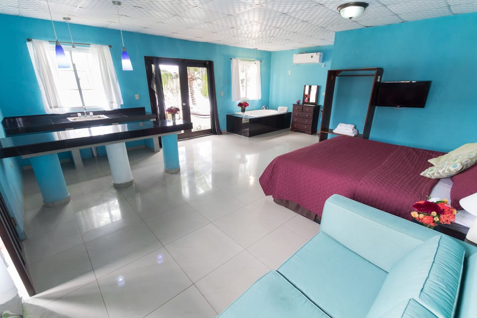 Honeymoon Suite | Free WiFi, bed sheets
