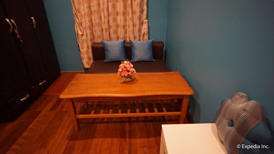 Standard Double Room  | Living area | 32-inch LCD TV with cable channels, TV