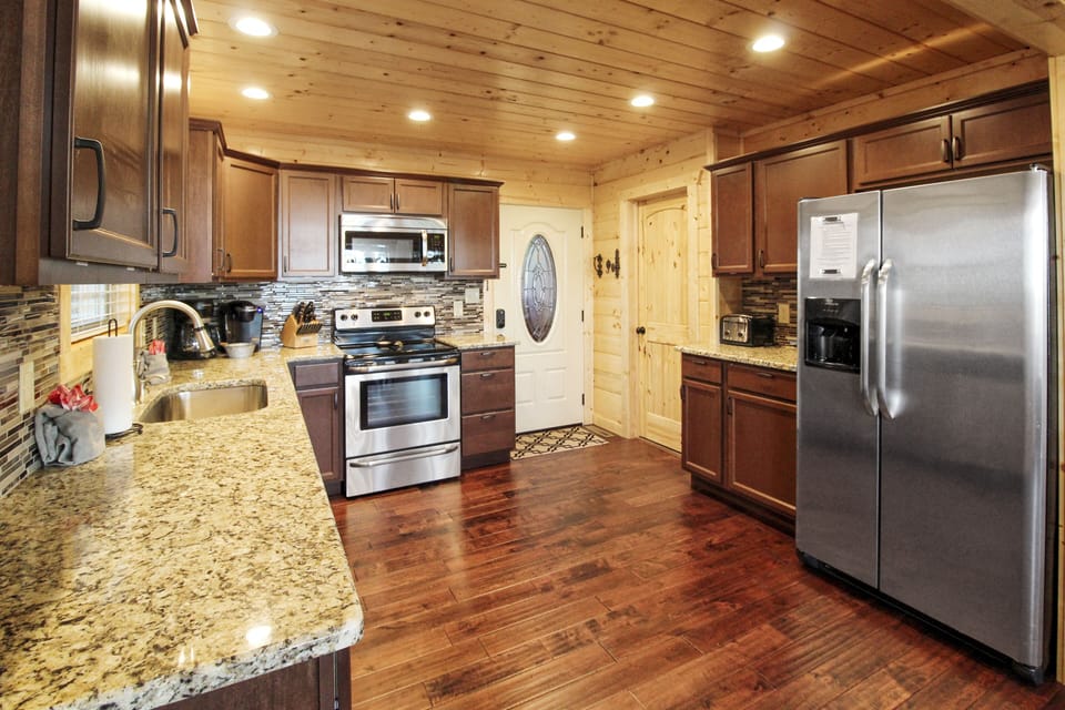 Fantastic fully stocked kitchen!!