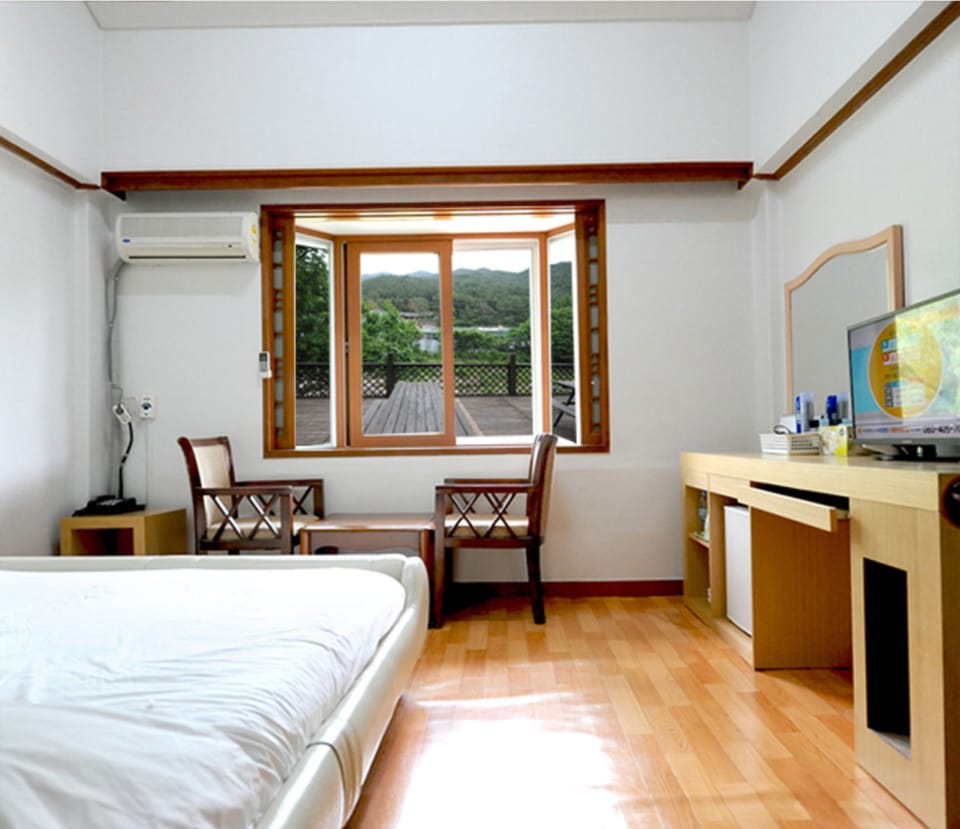 Double Room, 1 King Bed | Free WiFi
