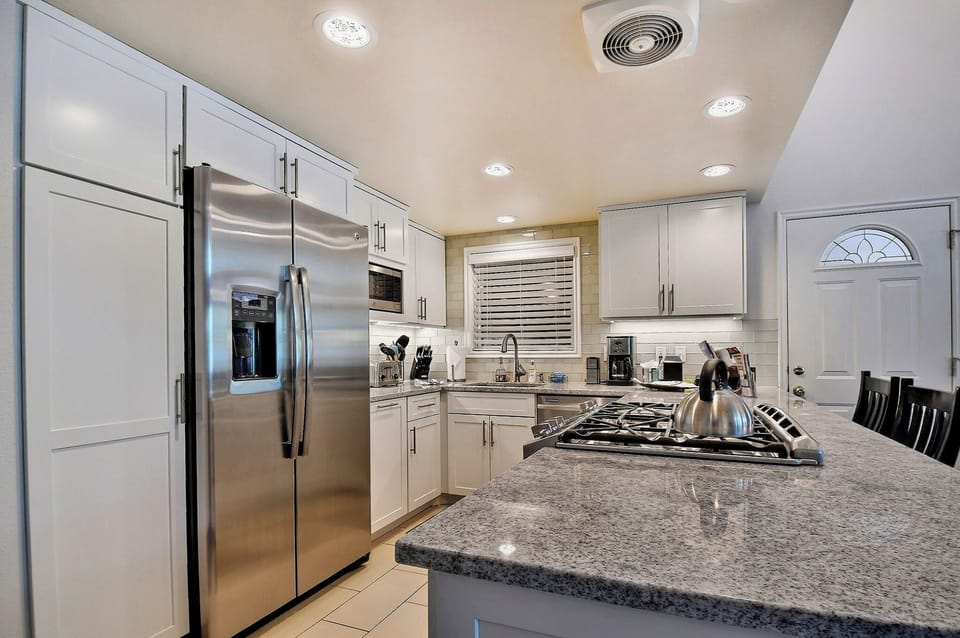 Fully stocked gourmet kitchen w/ gas 5 burner range, dish wash, mico, & refrig 