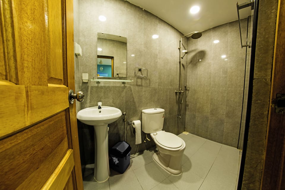 Deluxe Room, 1 King Bed | Bathroom | Shower, free toiletries, towels, soap