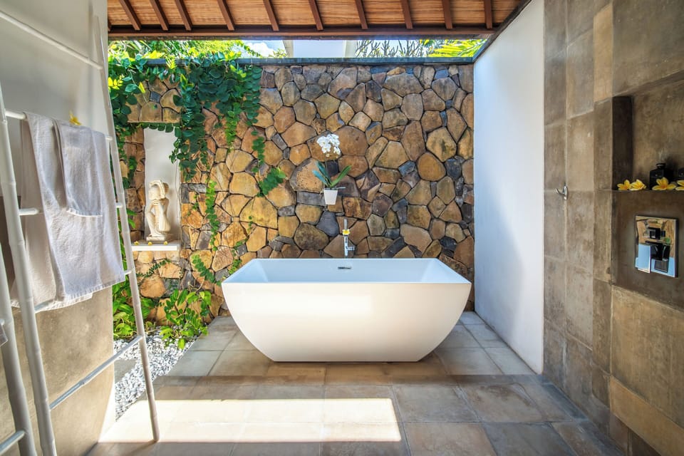 Sea Villa | Bathroom | Separate tub and shower, free toiletries, hair dryer, bathrobes