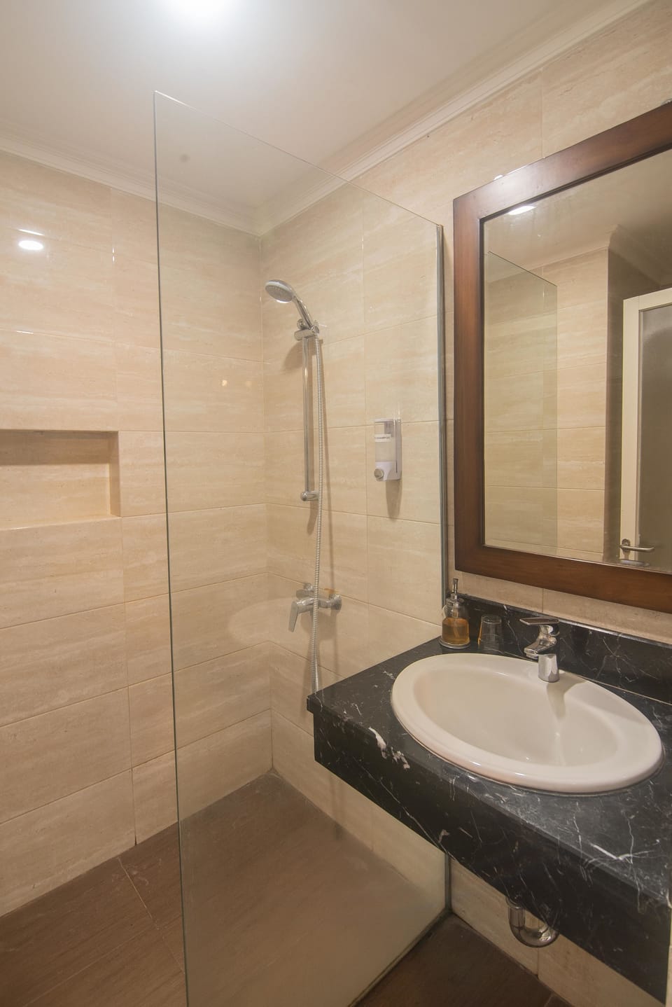 Deluxe Double Room | Bathroom | Shower, free toiletries, towels