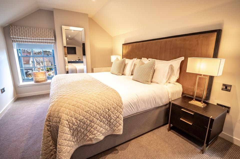 Standard Studio, 1 King Bed | Premium bedding, memory foam beds, in-room safe, individually decorated