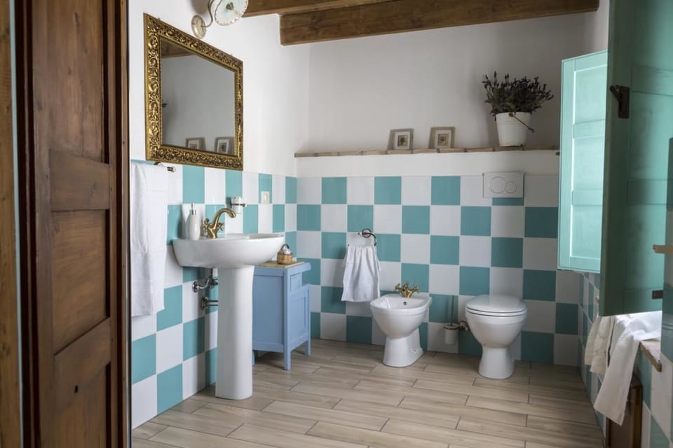 Standard Double or Twin Room | Bathroom | Shower, free toiletries, hair dryer, bidet