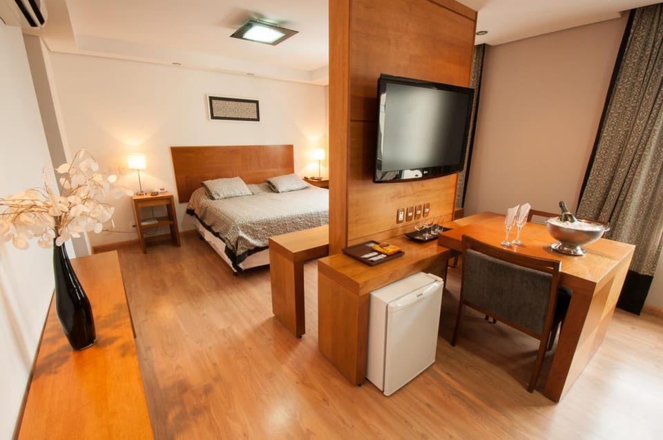 Hypo-allergenic bedding, minibar, in-room safe, desk