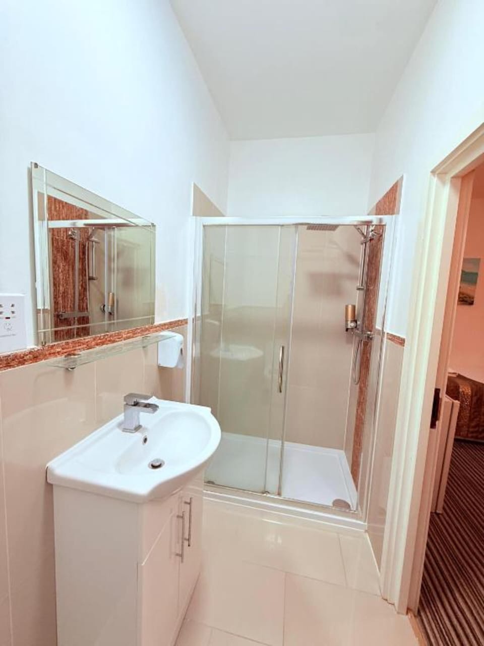 Standard Triple Room | Bathroom | Shower, free toiletries, hair dryer, towels