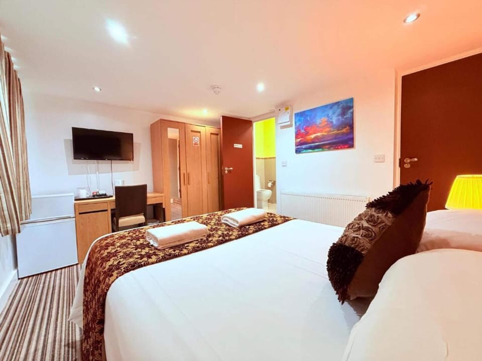 Standard Double Room | Desk, iron/ironing board, free WiFi