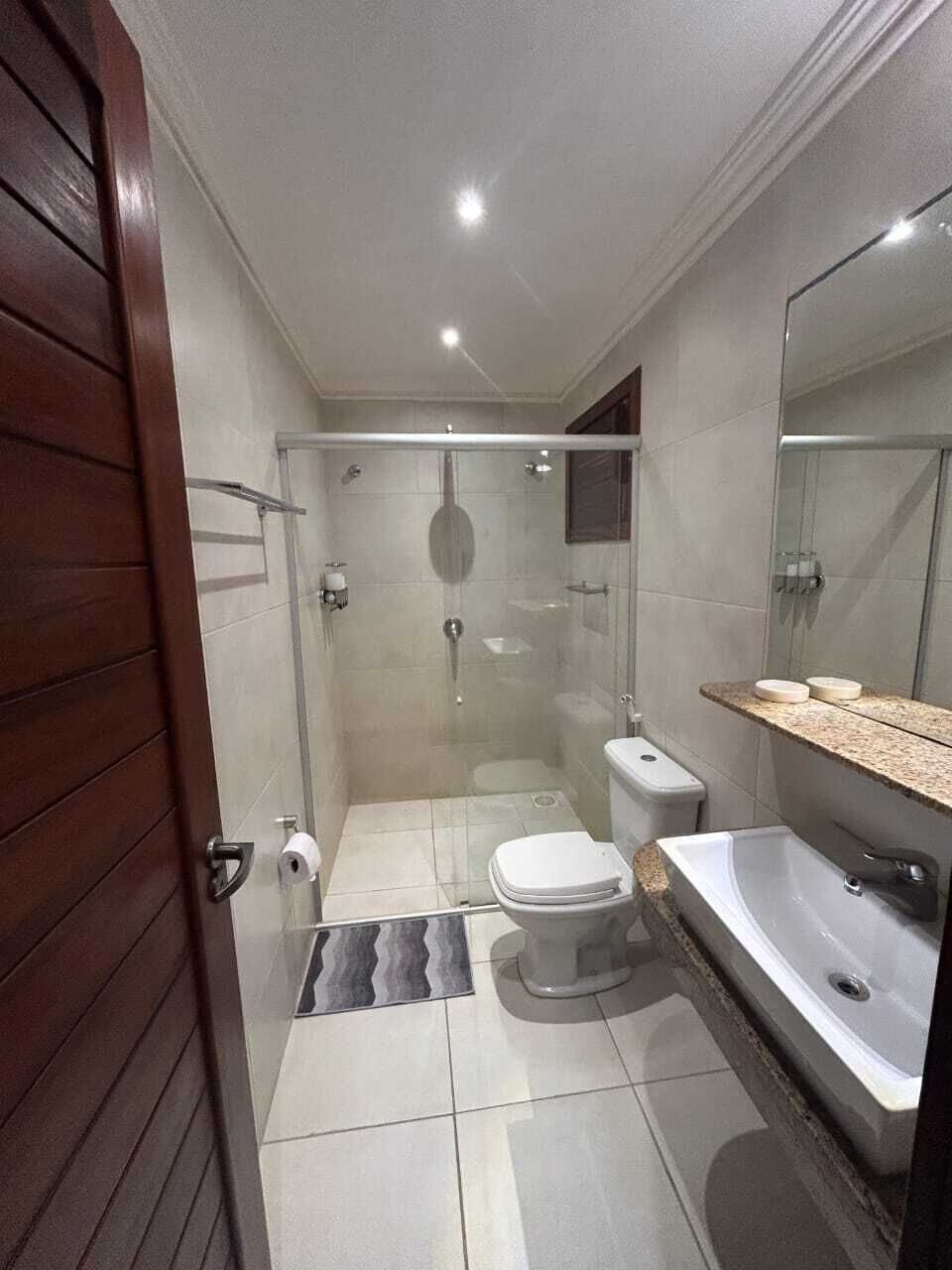Apartment (Vista Piscina) | Bathroom | Shower, free toiletries, hair dryer, towels