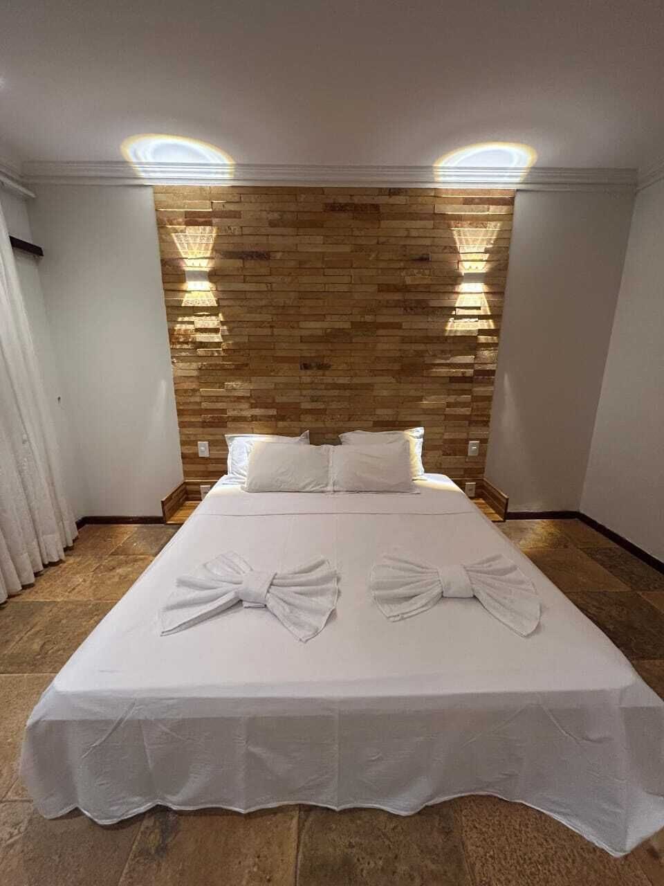 Apartment (Vista Piscina) | Minibar, in-room safe, laptop workspace, blackout drapes