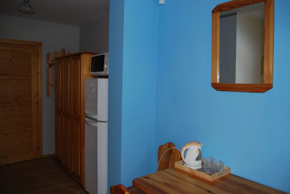 Double Room (nr 5) | Living area | 30-inch flat-screen TV with satellite channels, TV