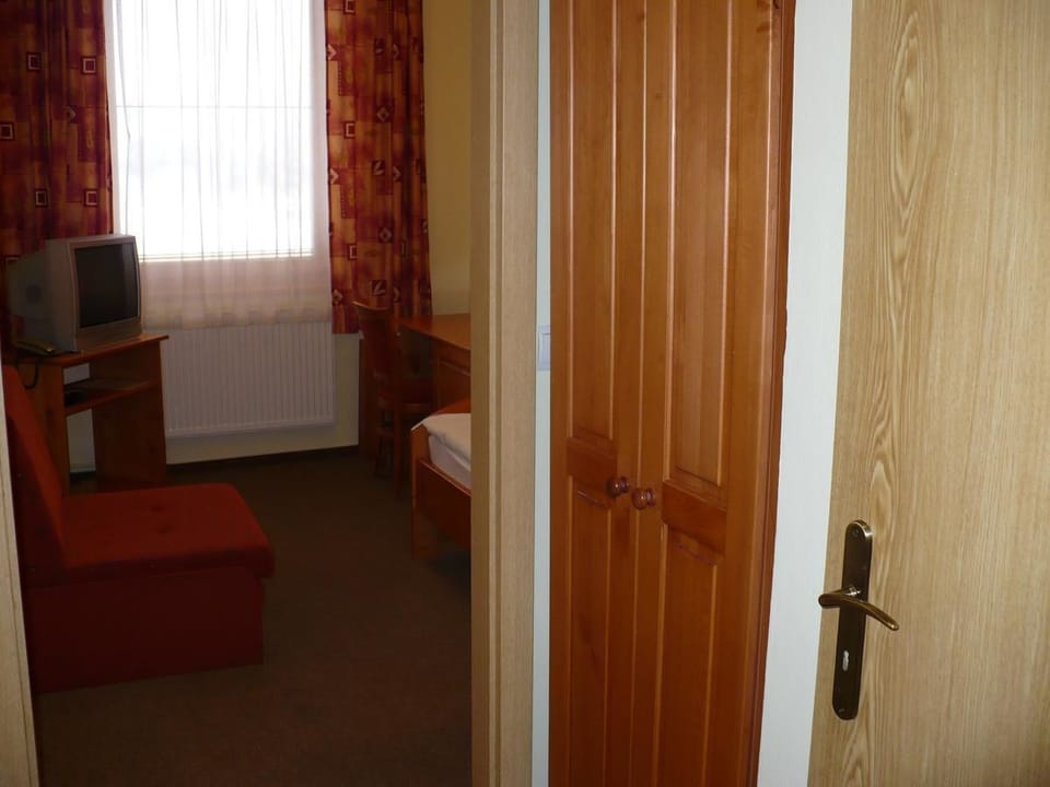 Standard Single Room, 1 Twin Bed, Mountain View | In-room safe, desk, soundproofing, iron/ironing board