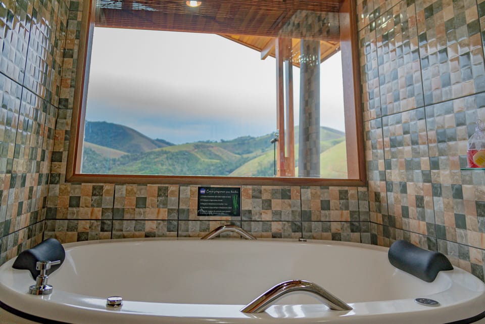 Superior Bungalow | Bathroom | Shower, free toiletries, hair dryer, towels