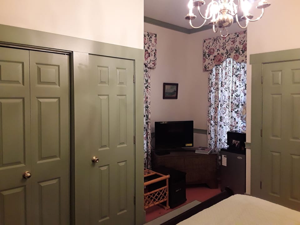 Room, Private Bathroom (Reese's Retreat (Springfield)) | Desk, iron/ironing board, free WiFi