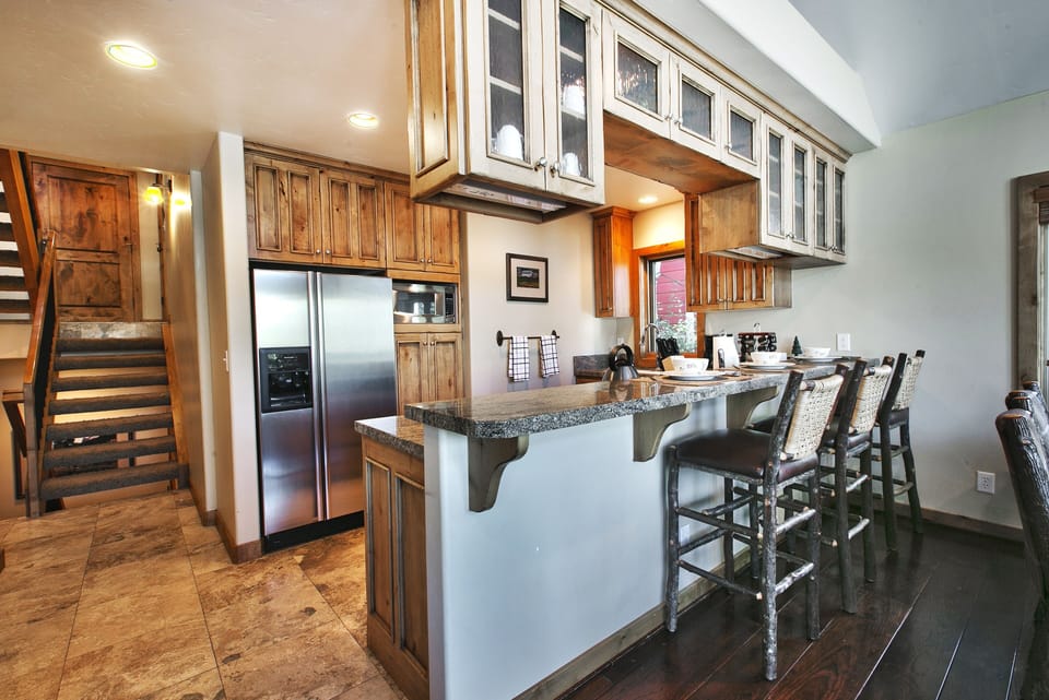 Breakfast Bar with seating and serving for 3