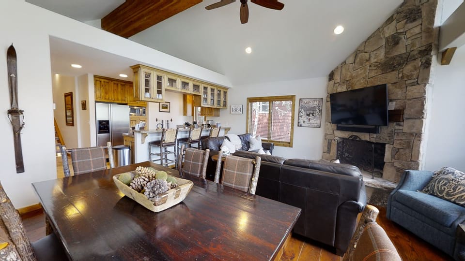 Main Room with HDTV, Fireplace, Views, Wifi, Couch and Dining for 6