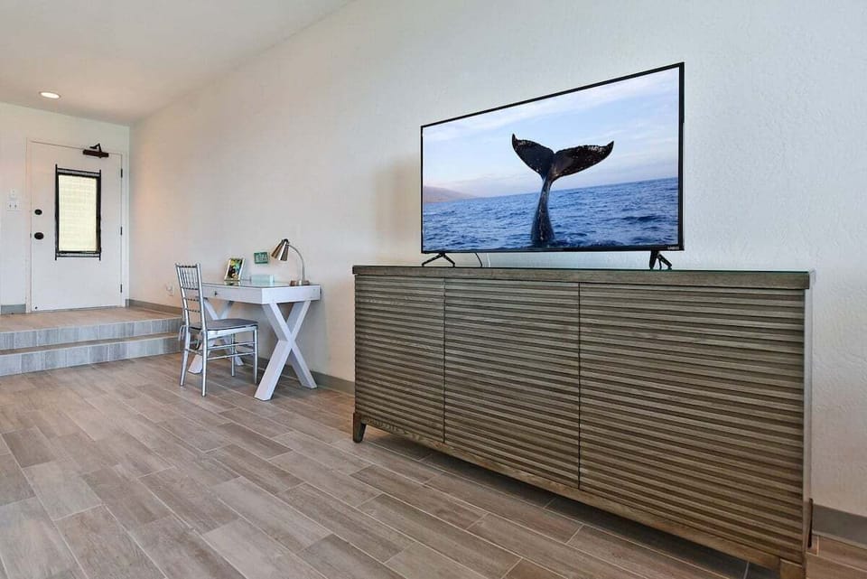 Napili Point B5 TV and desk 1