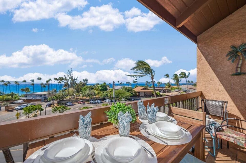 Enjoy a romantic dinner or casual lunch with breathtaking ocean vistas