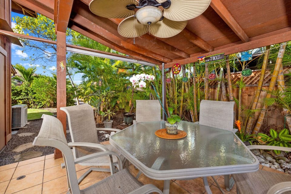 Outdoor dining area on the side lanai