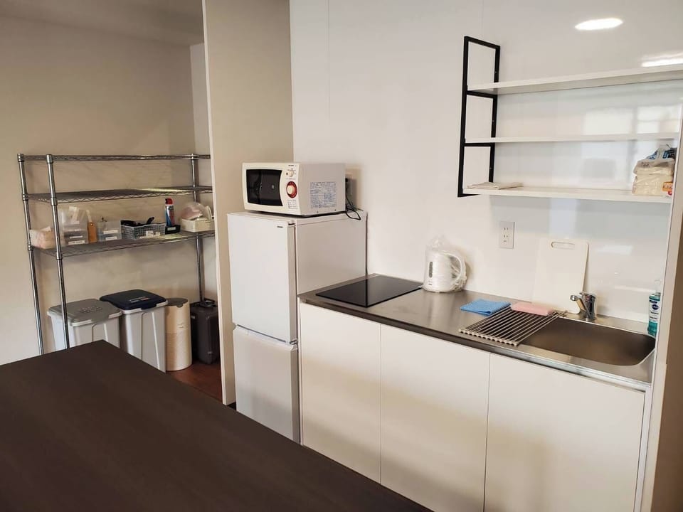 Basic Room | Private kitchen | Fridge, microwave, toaster, paper towels