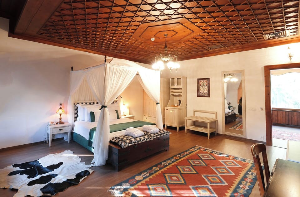 Deluxe Room | Minibar, in-room safe, soundproofing, iron/ironing board