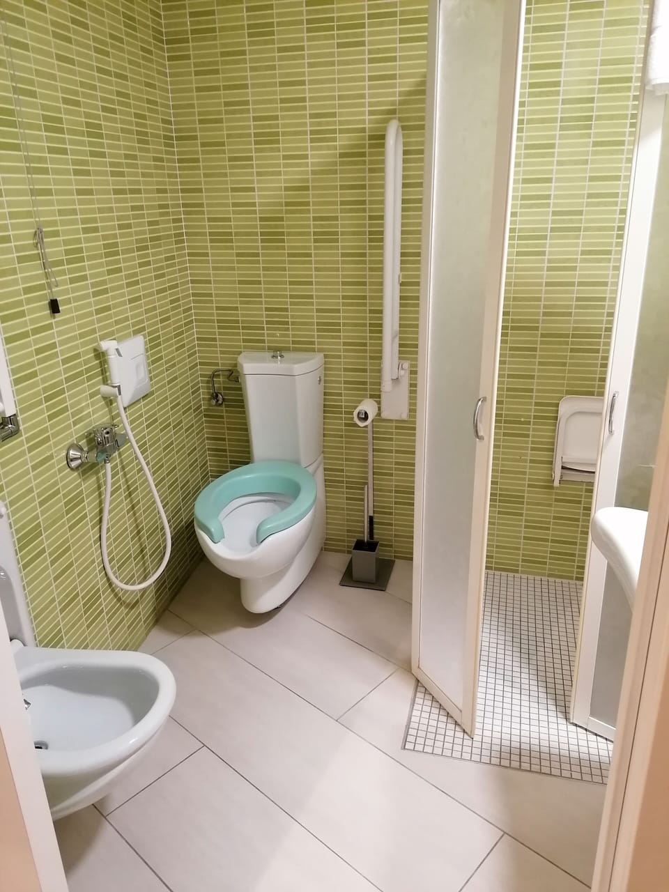Economy Room | Bathroom | Shower, hair dryer, bidet, towels