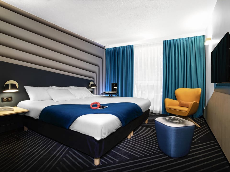 Premium bedding, desk, blackout drapes, soundproofing